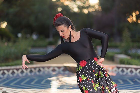 Actriz María Shez de flamenca  junto a una de las fuentes del parque María Luisa