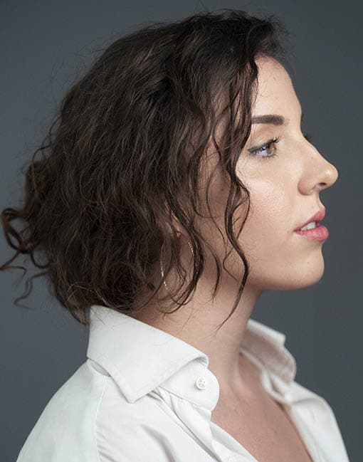Actriz María de perfil con camisa blanca en color
